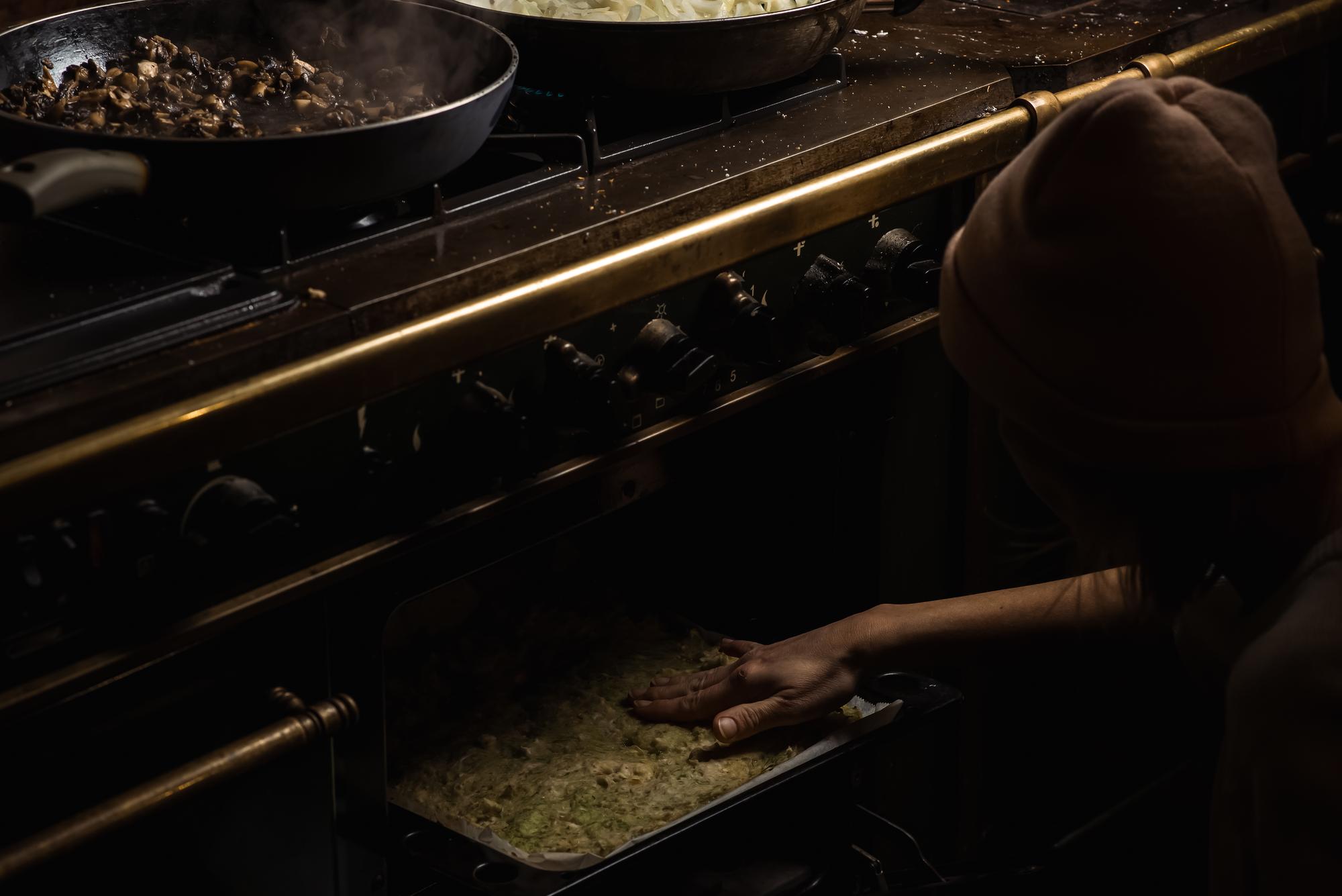 Interno elegante della cucina didattica con attrezzi in ottone