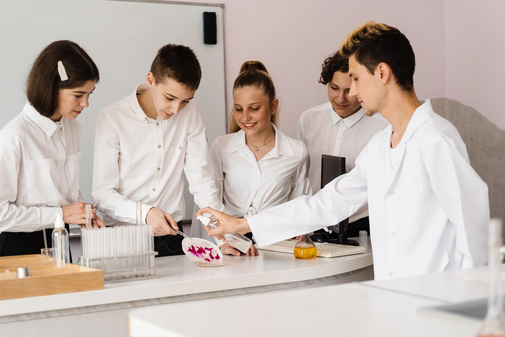 Workshop in corso con studenti intorno a un'isola di cucina