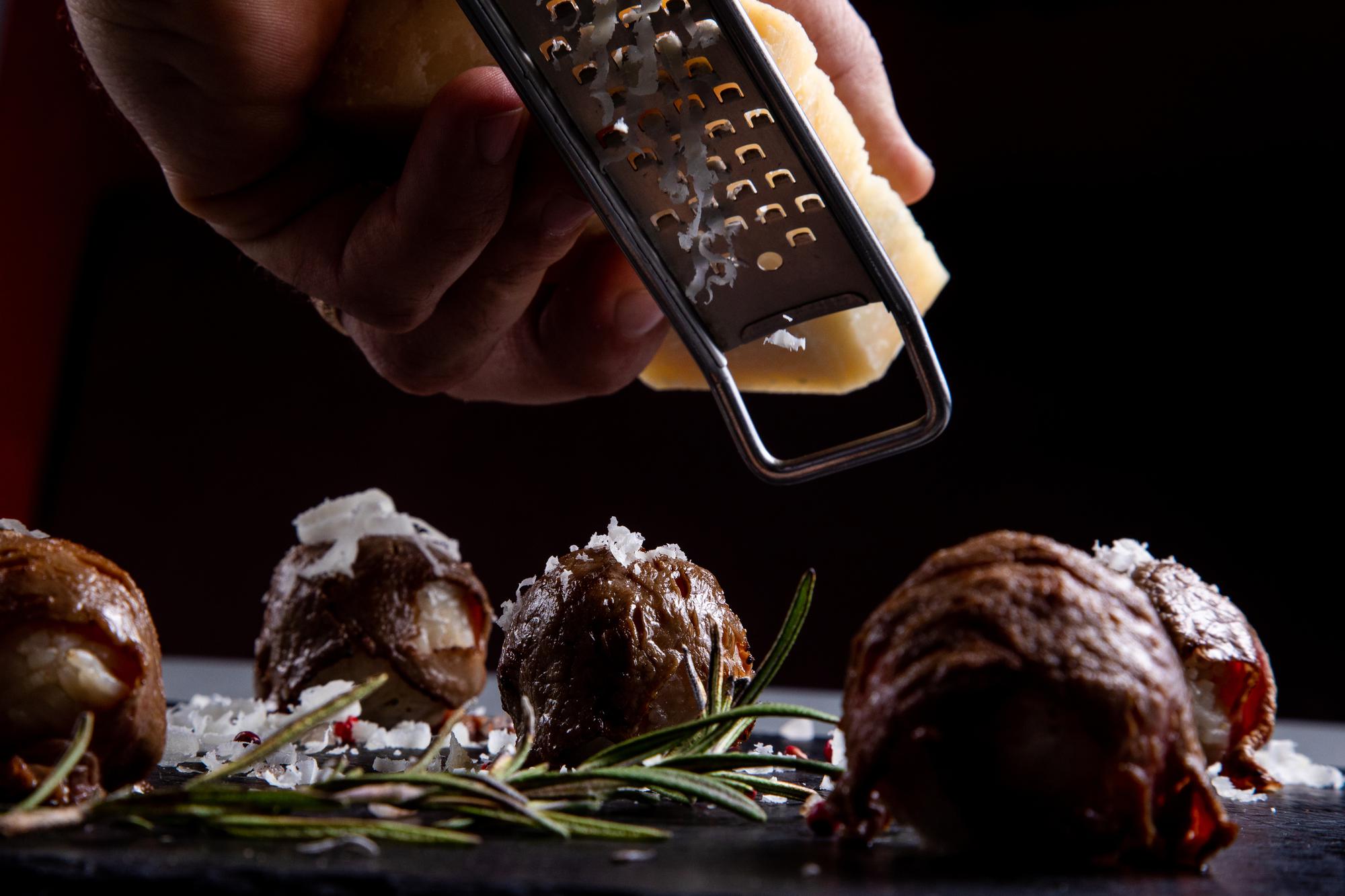 Chef che affetta un tartufo su tagliere di legno