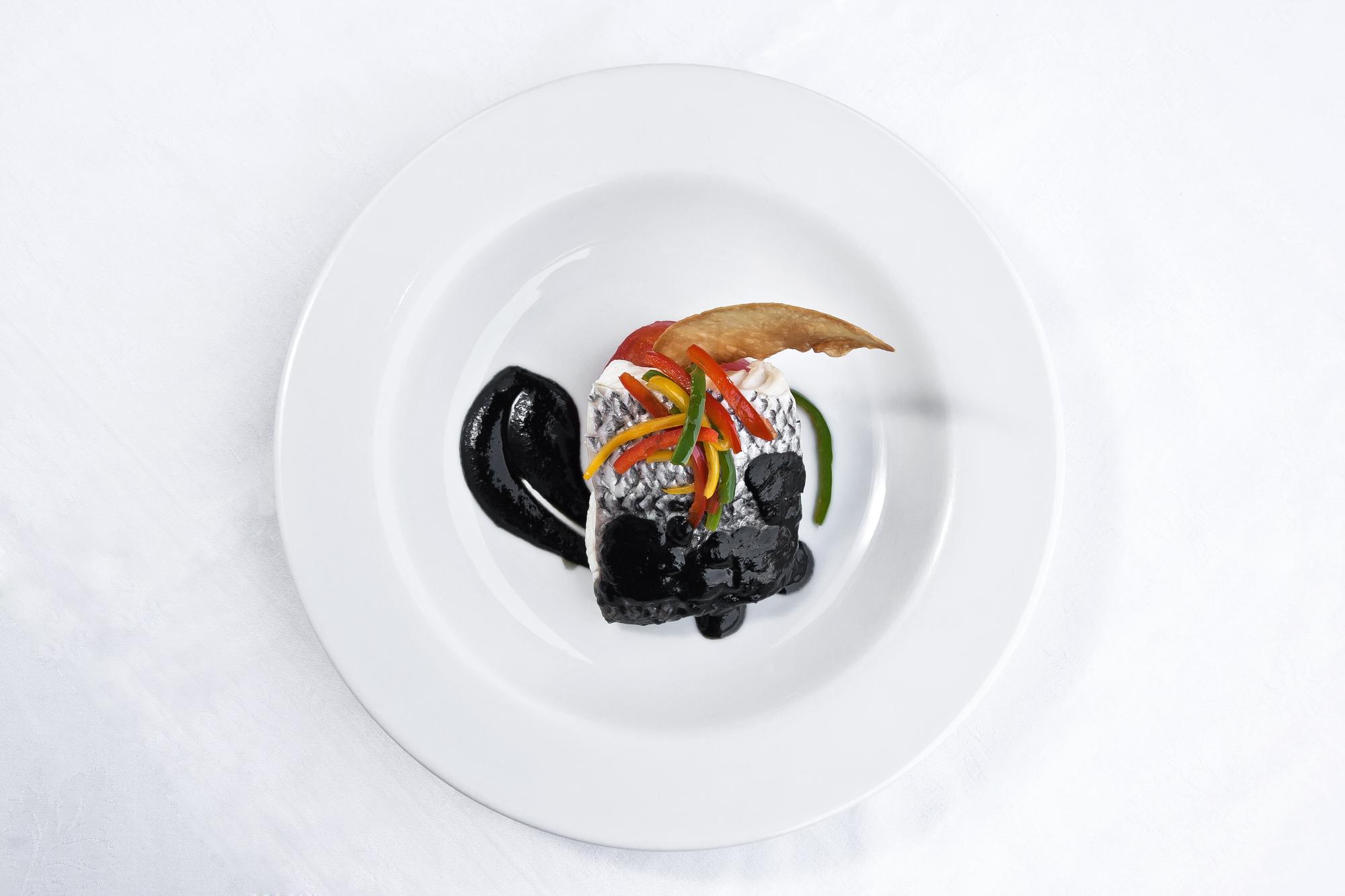 Dettaglio piatto gourmet con decorazioni minimaliste
